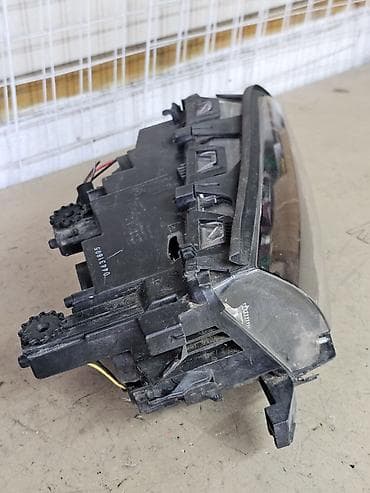 Автозапчасти: Передняя правая фара BMW 2000 г., Б/у — 9
