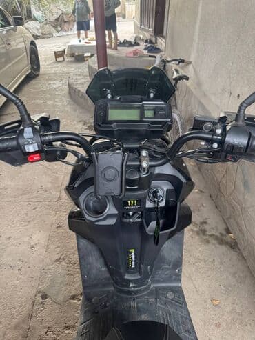 дополнительные фары на скутер: Черный скутер с современным дизайном, оснащенный яркими светодиодными — 3