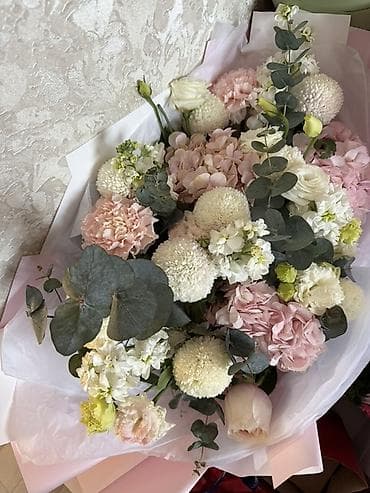 Букеты и цветочные композиции в авторском оформлении. Ассортимент на