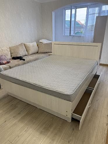 двуспальные кровати: Двуспальная кровать с выдвижными ящиками и матрасом - Размер — 2