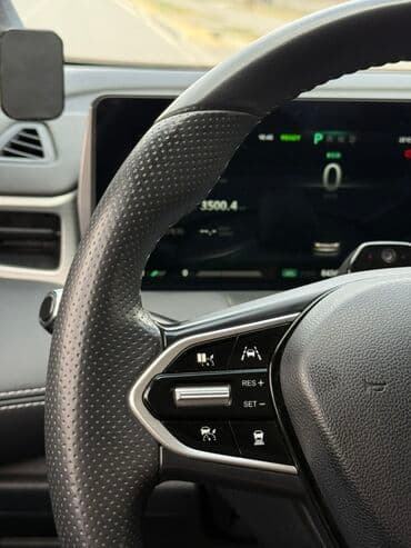 электронные мотоцикл: Электромобиль-кроссовер (компактный SUV), белый цвет кузова. Основные — 20