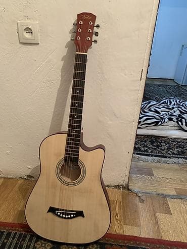 Акустическая гитара типа дредноут с вырезом (cutaway) для удобного