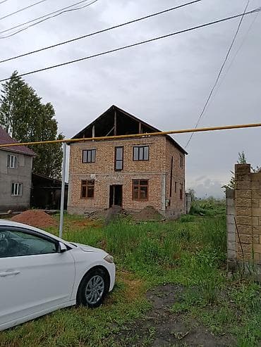 гараже: Продаётся двухэтажный кирпичный дом с мансардным этажом. Основные — 3