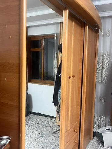 Мебель: Трёхсекционный шкаф-купе из ЛДСП под дерево с зеркальной раздвижной — 3