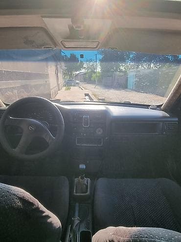 volkswagen passat каракол: Opel Vectra: 1994 г., 1.8 л, Кол менен иштөөчү, Бензин, Седан — 4
