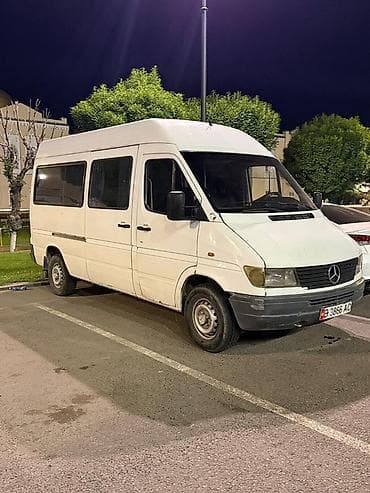 бамперы 210 мерс: Легкий грузовик, Mercedes-Benz, Б/у — 1