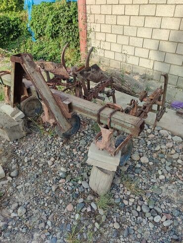 Тракторы Lovol: Трактор рыжего цвета, предназначенный для выполнения различных — 3