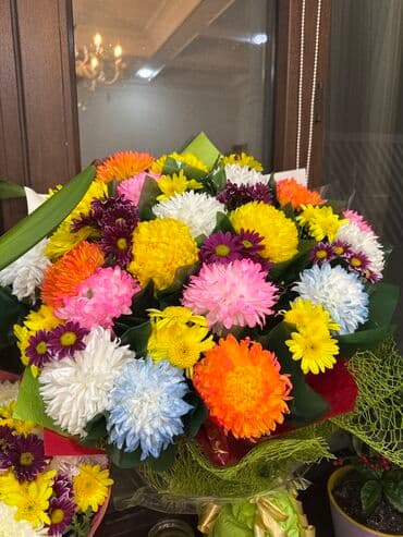 коробка для цветов: Яркий праздничный букет из разноцветных хризантем. - Состав: крупные — 1