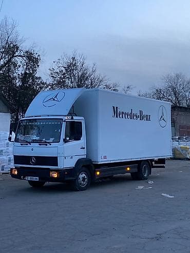 Грузовой фургон Mercedes-Benz (бортовой кабовер).Мотор 6 куб без