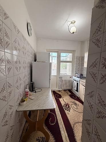 Батирлер: 4 бөлмө, 86 м², 12-мкр 106-серия, 1 кабат, Эски ремонт — 6