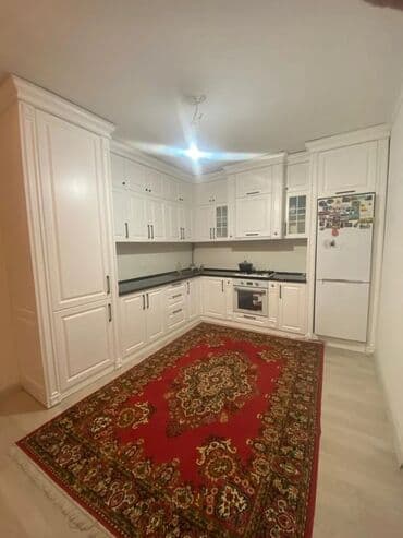 кухонный гарниткр: Современный кухонный гарнитур, выполненный в комбинации светло-серых и — 9