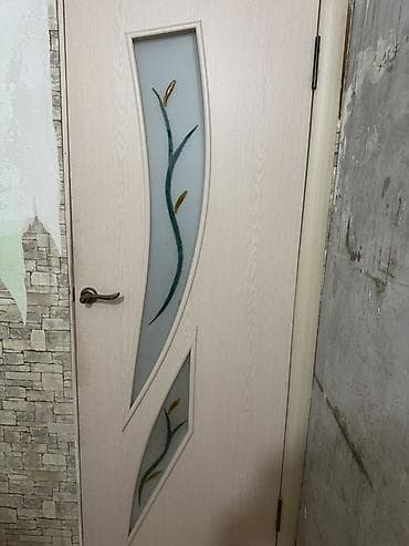 Межкомнатная дверь со вставками из матового стекла и декоративным