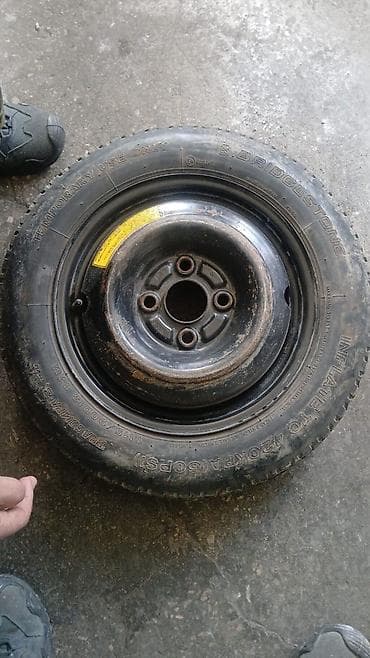 нисан куп: Ниссан куб Компактный пятидверный хэтчбек серебристого цвета — 5