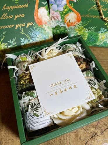 букет из курута: Подарочный набор Зеленый • Коробка, Сумка • мёд в баночке • 2 розы — 2