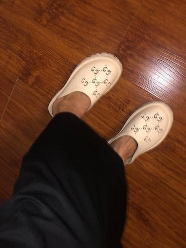 Прокат одежды: Босоножки, 36, Gucci, Новый, цвет - Белый, Самовывоз, Бесплатная доставка, Платная доставка — 1