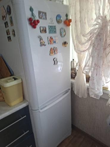 Белый двухдверный холодильник со стандартной компоновкой, где