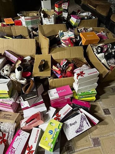 бутсы зальные детские: Продаются коробки с обувью — кроссовки, туфли и разные пары. Всего — 3