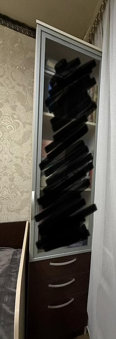 Мебель: Продается качественный,вместительный гарнитур.Снизу выдвижная — 3