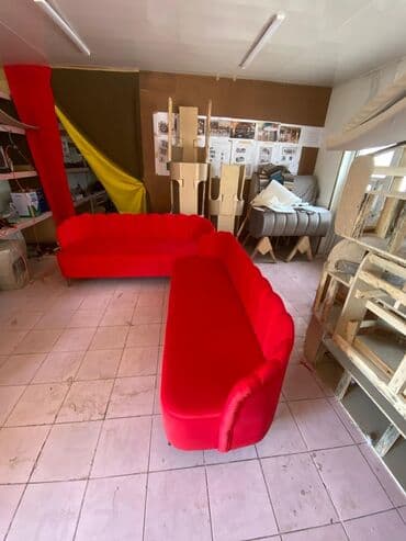 сколько стоит угловой диван: Набор из двух диванов насыщенного красного цвета, выполненных в едином — 2