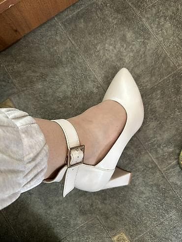 Женские туфли-лодочки на среднем устойчивом каблуке. Размер 38