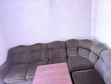 Угловой диван с высоким мягким подпором спины и выраженными