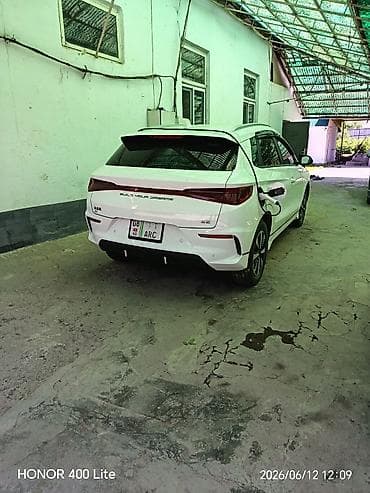 Транспорт: BYD E2: 2024 г., Электромобиль, Лифтбек — 1