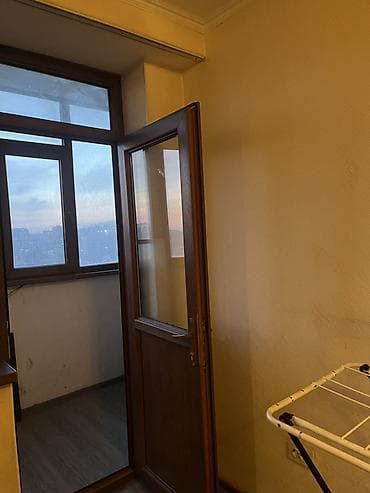 Сдается просторная студия с лоджией. Комната светлая, с высоким at lalafo.kg Сдается просторная студия с лоджией. Комната светлая, с высоким