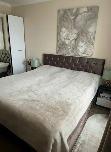 кровать двухместная: Двуспальная кровать, Б/у, С мягким изголовьем, длина - 200 см — 1