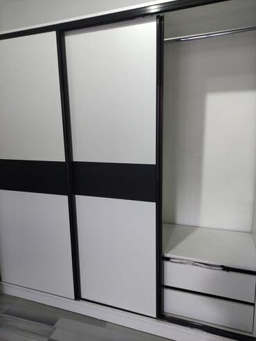 Шкаф-купе с тремя раздвижными дверями, современный минималистичный