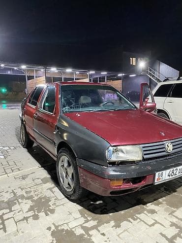 есть трещина: Volkswagen Vento: 1992 г., Ручные, Бензин, Седан — 2