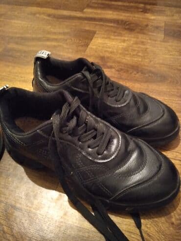 Отдам обуви женские. 37 р. Ещё 2 кофты на размер S,m . Все за 300 at lalafo.kg Отдам обуви женские. 37 р. Ещё 2 кофты на размер S,m . Все за 300