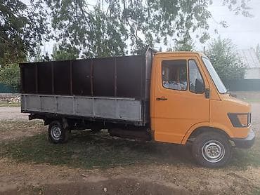 Грузовой фургон Mercedes‑Benz (кабина оранжевая) с бортовой платформой — 3