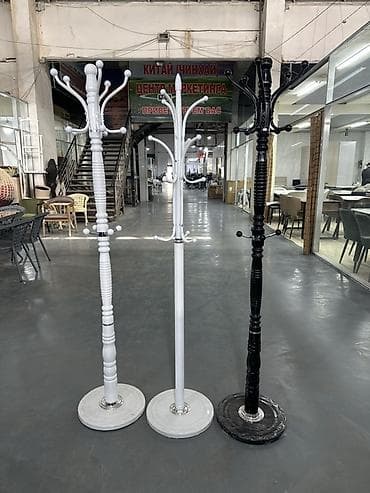 Напольные вешалки и диван Напольные вешалки: - Тип: стоячие, с