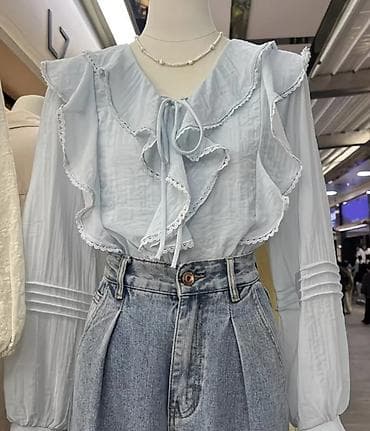 Блузка женская, нежно‑голубого цвета с романтичными рюшами