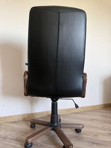 кресло офисное престиж: Офисное кресло, Б/у, С колесиками, цвет - Черный, Кожа, Самовывоз — 4