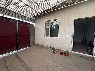 Бөлмөлөр: Комната с отдельным входом и навесом во дворе. Бир бөлмө 3 кызга — 1