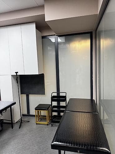 Оборудование для салонов красоты: Сдается одна кушетка в очень уютном кабинете в центре города. Для — 2