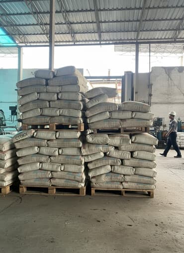 Цемент, мешки с цементом, уложенные на деревянные поддоны