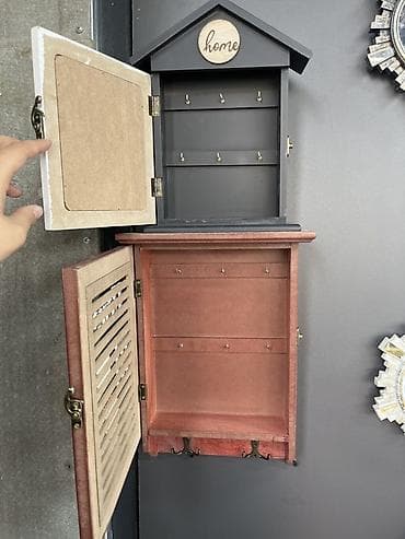 именные настенные часы: Настенные часы и декоративные ключницы Ассортимент: - Часы настенные — 4