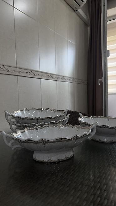 dinner table: Набор глубоких сервировочных блюд из белого фарфора с позолотой. Для — 2