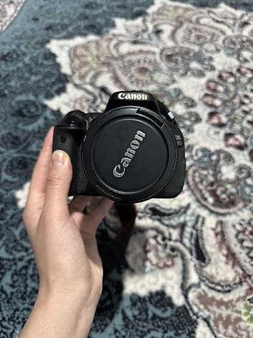 Зеркальная камера Canon EOS 600D с поворотным дисплеем и