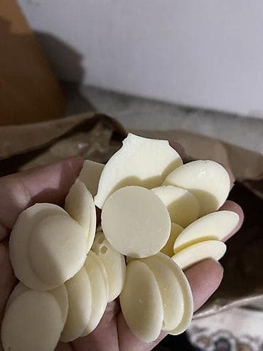 пет бутылки: Белая шоколадная глазурь в каллетах (дисках) GP Chocolate Fabrique — 1