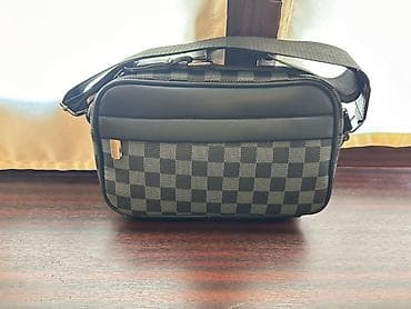 Сумка через плечо с клетчатым принтом (черно‑серый «шахматный» узор)