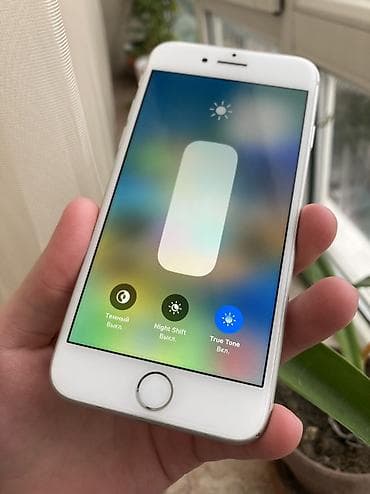 IPhone 8, Б/у, 64 ГБ, Серебристый, Зарядное устройство, 82 %