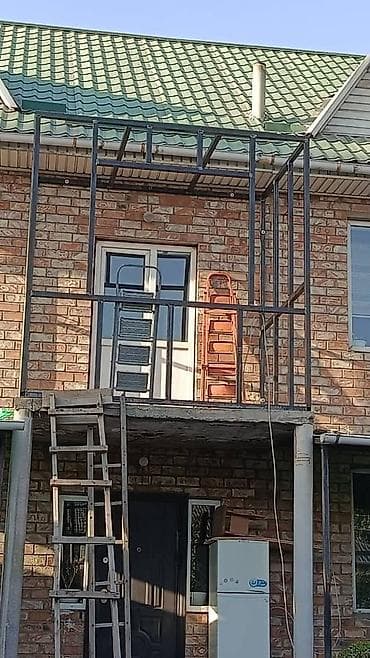 застекление: Представляем застекленный балкон, облицованный сайдингом, с белыми — 7