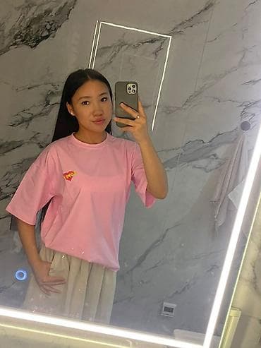 Футболка унисекс с принтом Love is… - Свободный крой, спущенная линия — 2