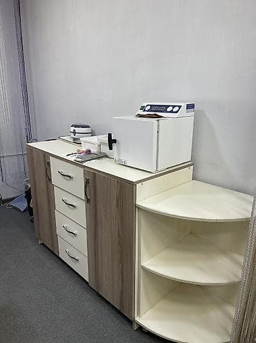 кабинет для мастера маникюра: Сдаю стол для маникюра и педикюрная - оборудованное рабочее — 2