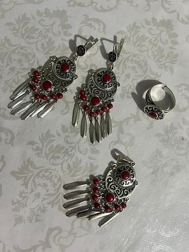 Комплект украшений в этническом стиле: серьги, подвеска и кольцо. -