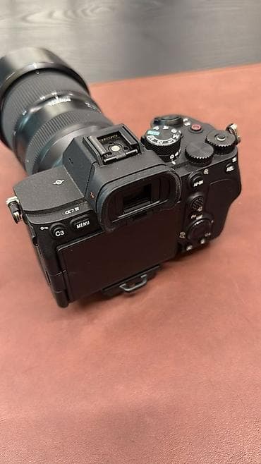 Полнокадровая беззеркальная камера Sony α7 III с универсальным