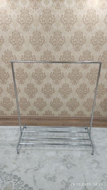 комоды для одежды: Напольная вешалка-стойка для одежды из хромированных металлических — 4